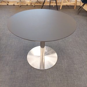 Mødebord – Ø90 cm – Ny Sort linoleum plade – Brugt Børstet stål ben – Spar 71%
