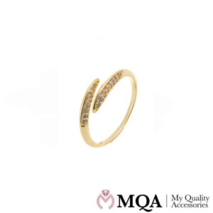 Ring, guldfarvet med små sten